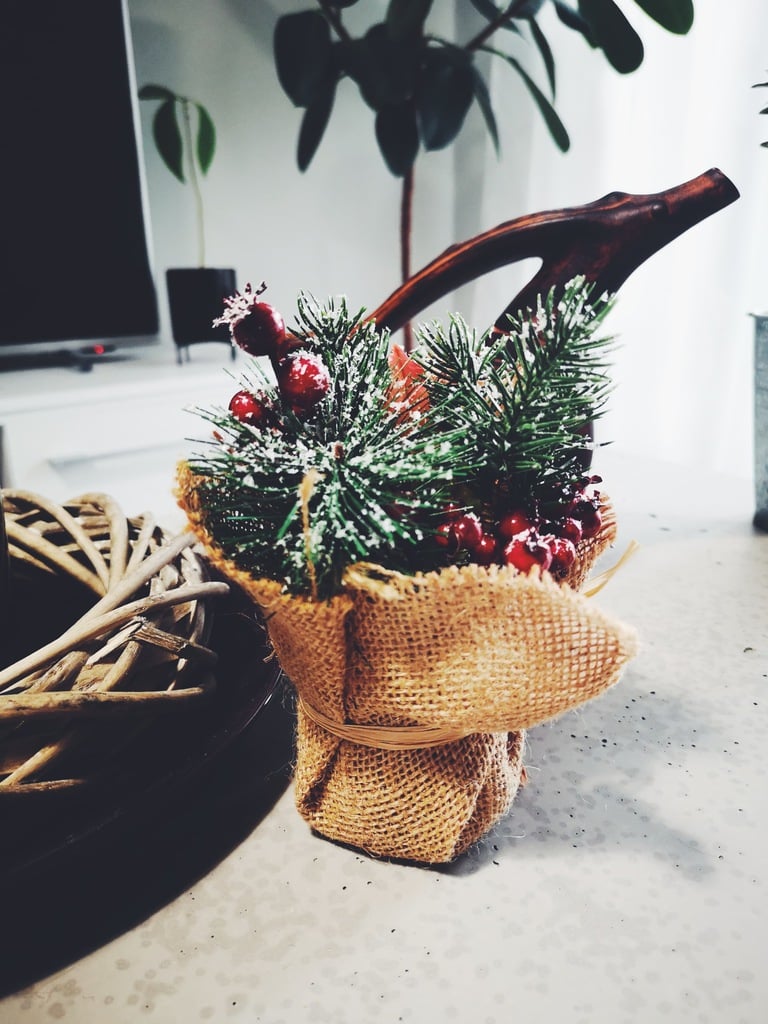 Božićni sastav crvene i snježne uvale u loncu od jute